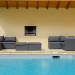 Chateau Les Merles Et Ses Hotel 4*
