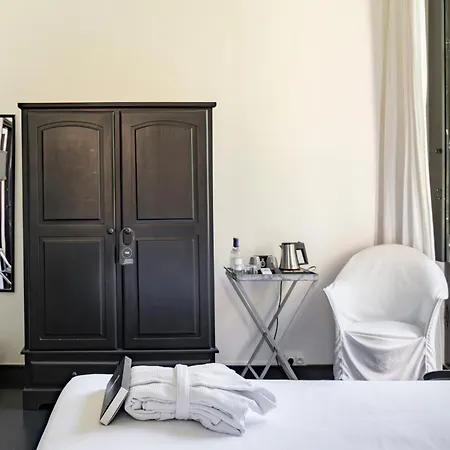 Chateau Les Merles Et Ses Hotell 4*