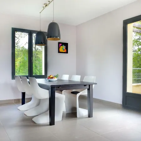 Chateau Les Merles Et Ses