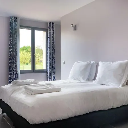 Château Les Merles Et Ses