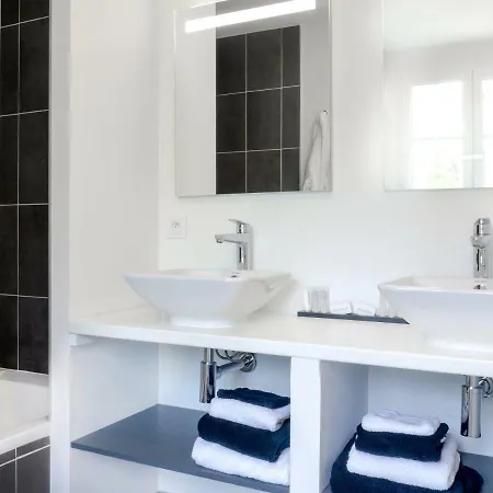 Château Les Merles Et Ses Hotel 4*