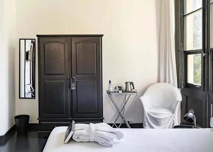 Chateau Les Merles Et Ses Hotel 4*