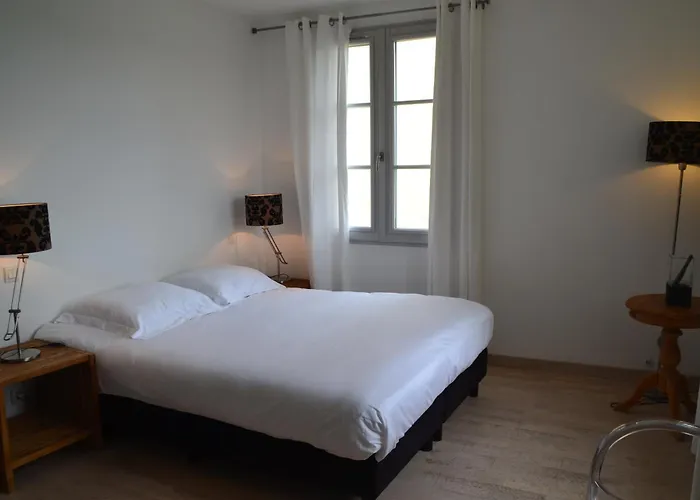 Hotel Chateau Les Merles Et Ses 4*