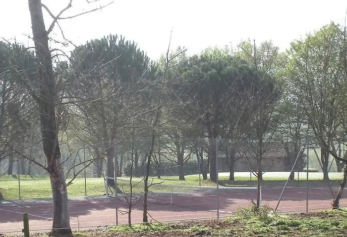 Chateau Les Merles Et Ses 4* Mouleydier