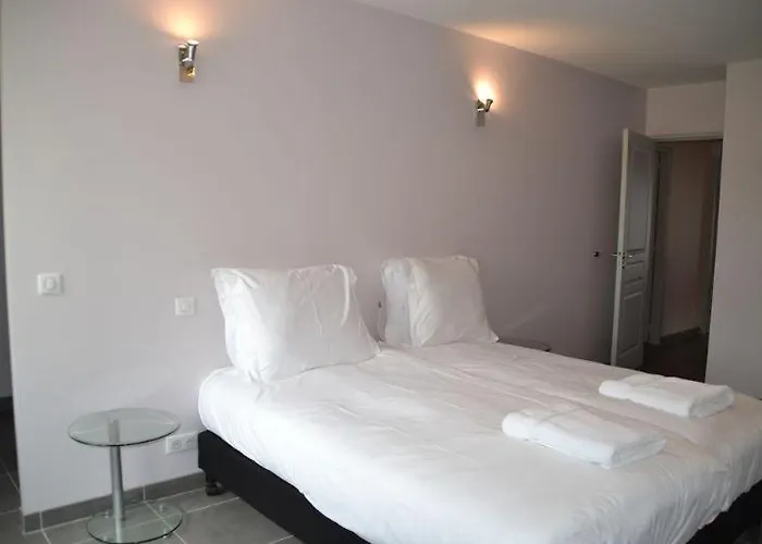 Chateau Les Merles Et Ses Hotel