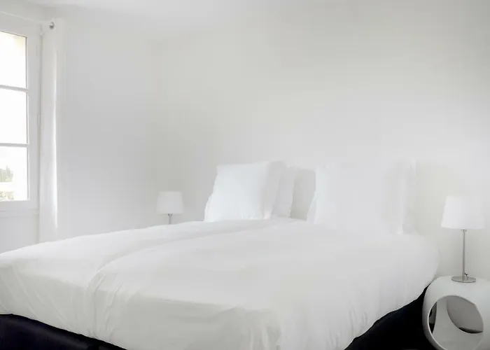 Chateau Les Merles Et Ses 4*