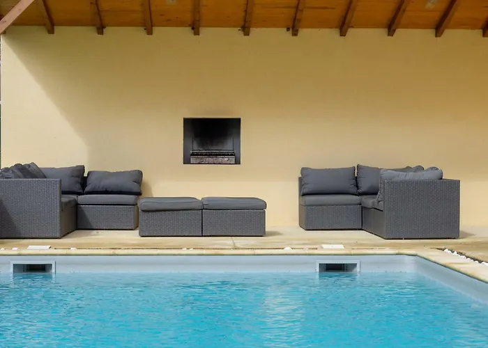 Chateau Les Merles Et Ses Hotel 4*