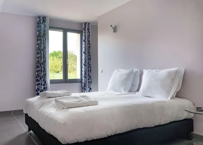 Chateau Les Merles Et Ses