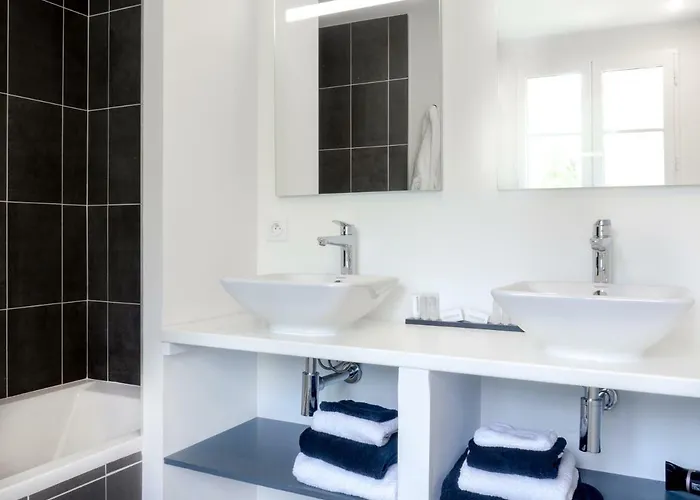 Chateau Les Merles Et Ses Hotel 4*