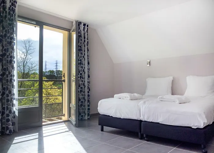 Chateau Les Merles Et Ses Hotel 4*